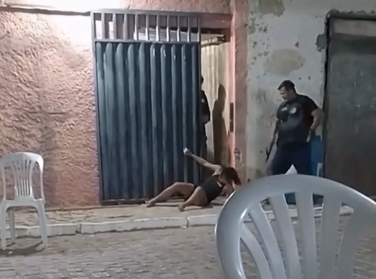 Vídeo flagra segurança agredindo mulher em casa de shows no interior do RN