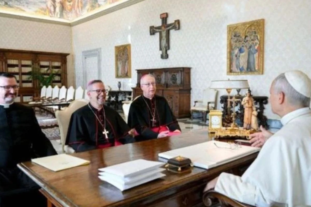 Papa devolve artefatos indígenas ao Canadá em gesto de reparação histórica
