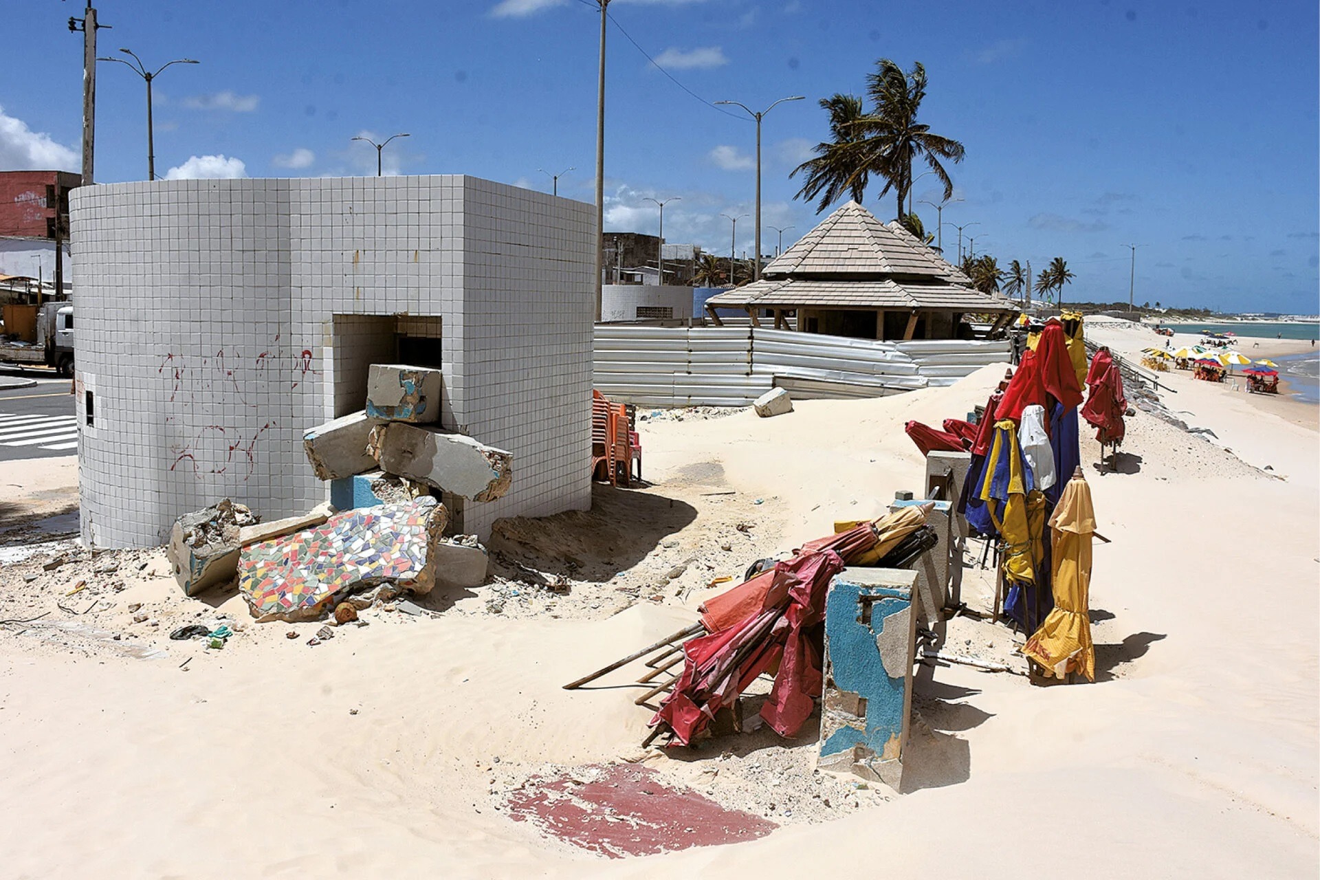 A um mês do verão, orla tem obras inacabadas e infraestrutura precária