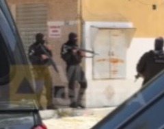 [VÍDEO] Polícia fica ferido durante patrulhamento intenso em Mãe Luiza