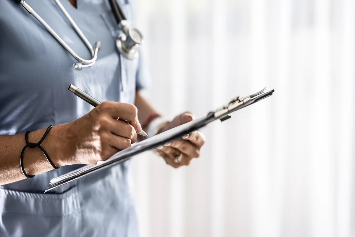 Família diz que médico esqueceu vírgula em dosagem; criança morreu