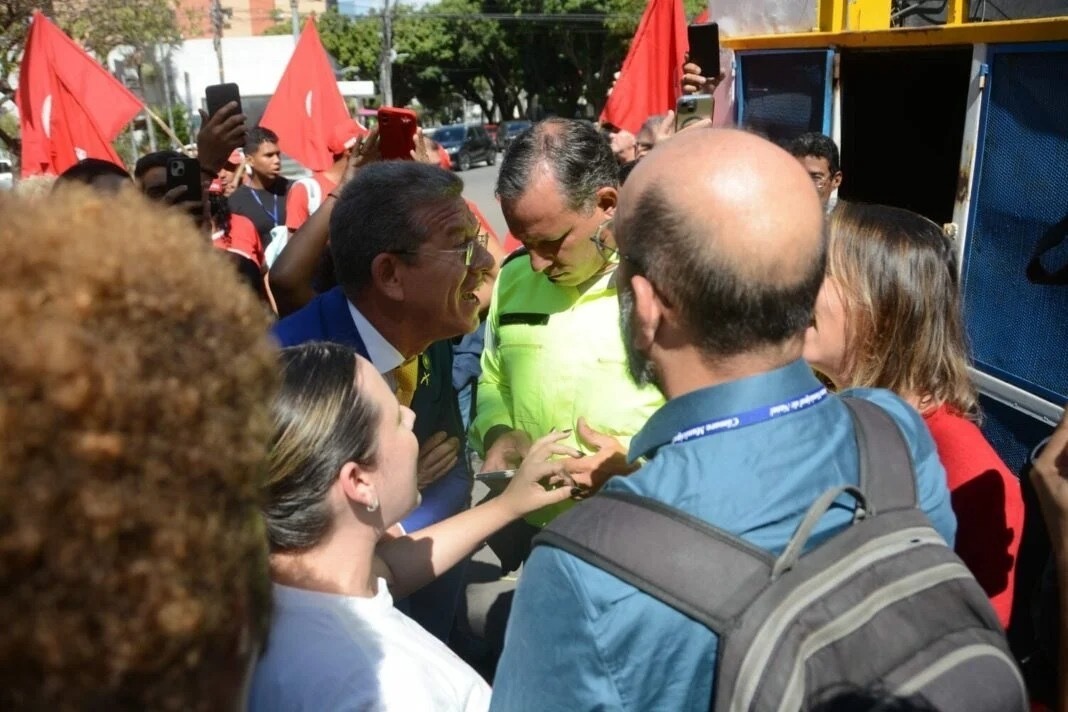[VÍDEO] Câmara amanhece em clima de tensão mesmo após suspensão da sessão