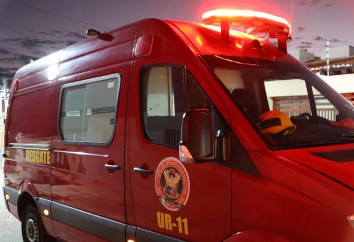 Bombeiros do RN combatem incêndio e resgatam vítima em residência no bairro Nossa Senhora de Nazaré