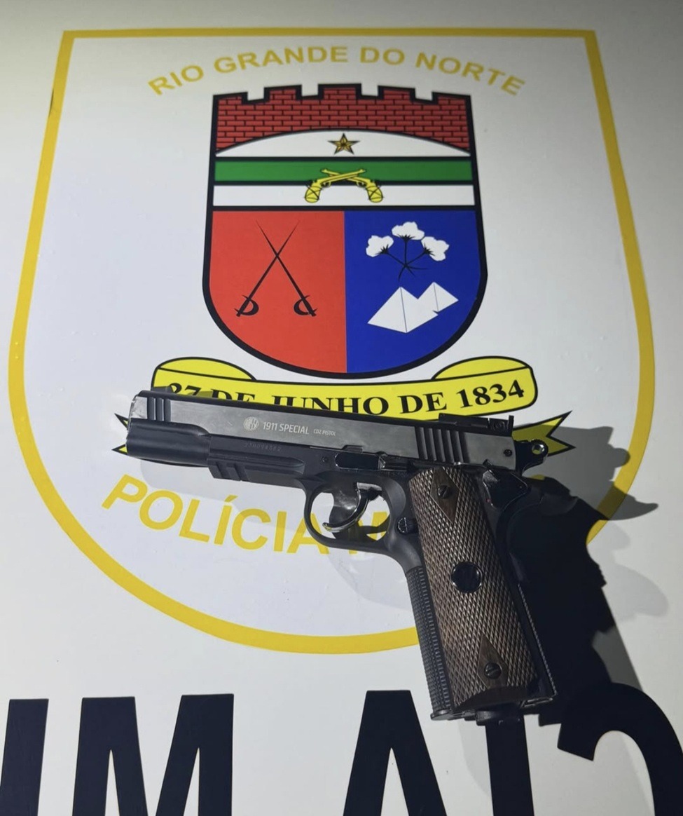 Homem é preso após ameaçar companheira com arma falsa e faca na frente do filho de 10 anos