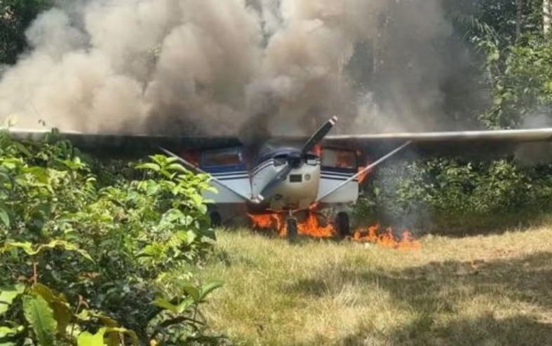 Avião suspeito de tráfico vindo da Venezuela é destruído pela FAB