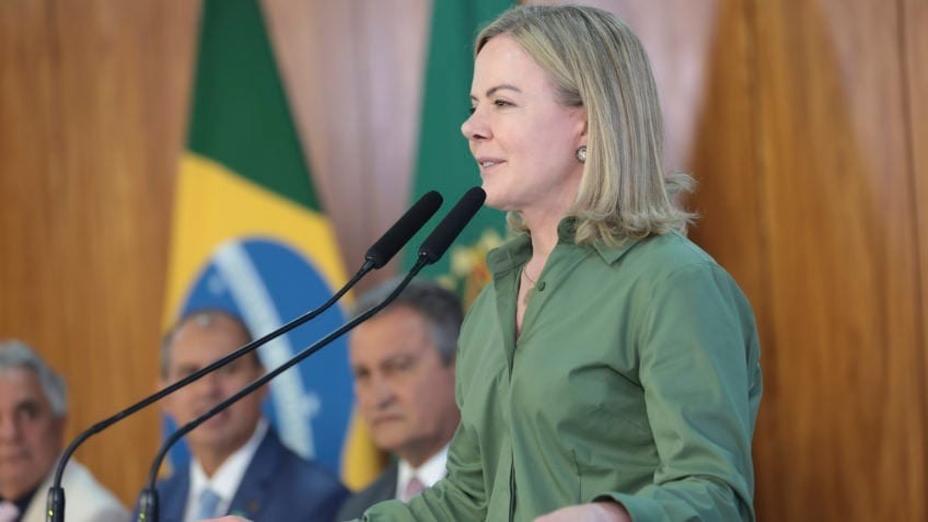 Gleisi celebra recuo dos EUA e diz que vitória derruba “traidores da pátria”