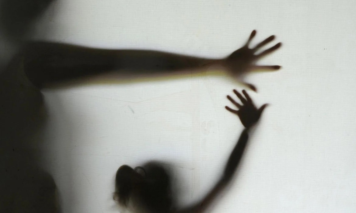 Madrasta mata enteada de 7 anos enforcada com cinto e é presa