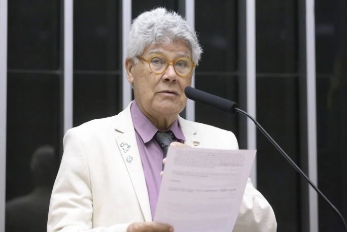 Deputado do PSol quer mudar lema da bandeira do Brasil: “Amor, Ordem e Progresso”