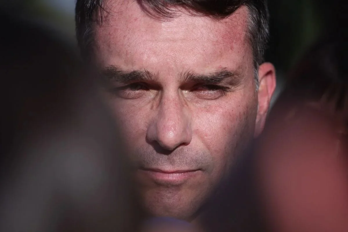 Flávio convoca vigília na frente do condomínio de Bolsonaro