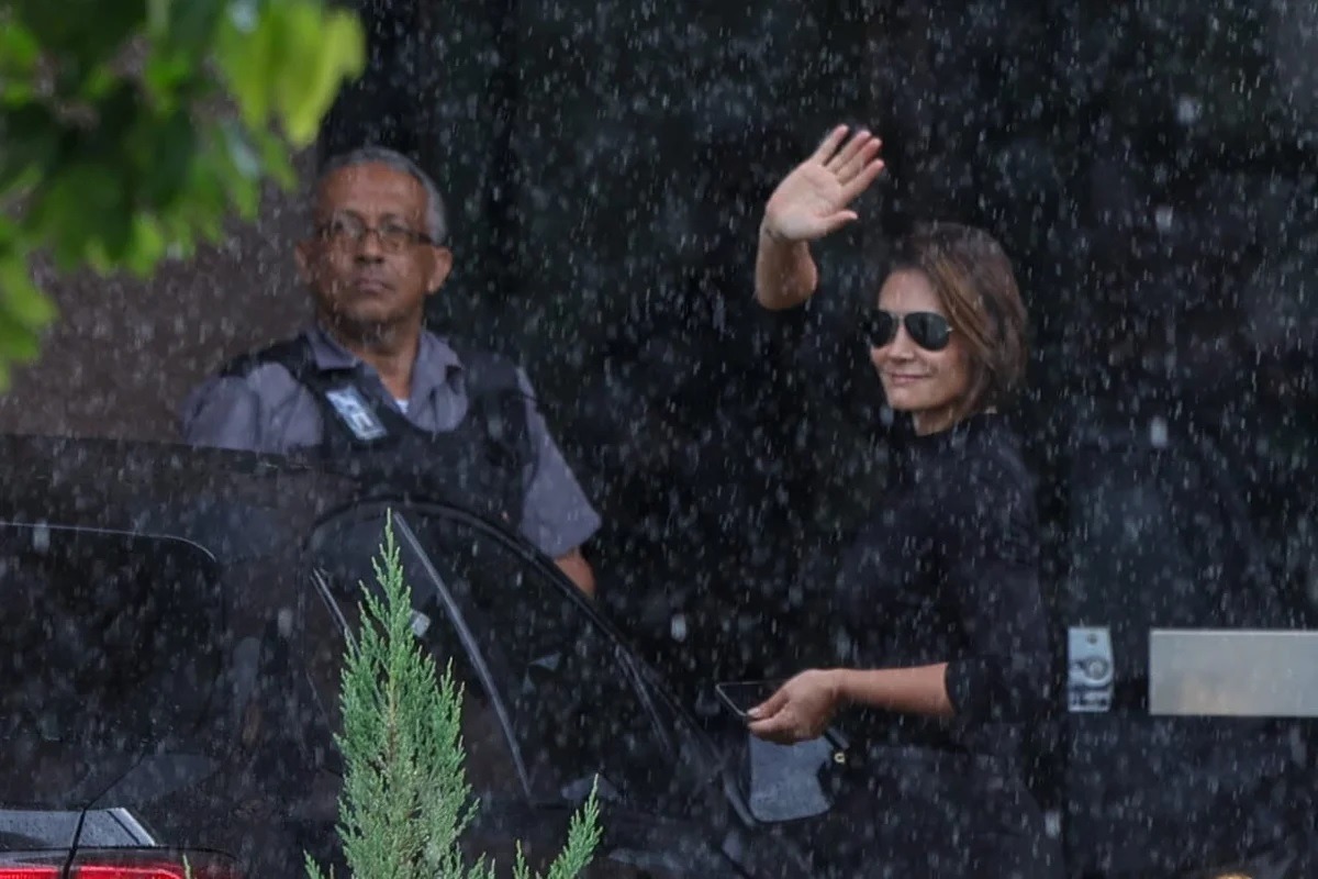 Michelle chega para visitar Bolsonaro na PF neste domingo