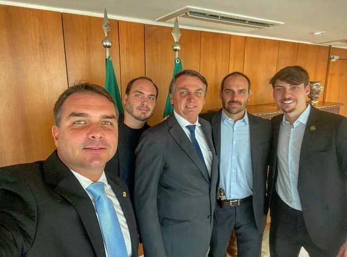 Moraes autoriza visita de filhos a Bolsonaro; veja datas