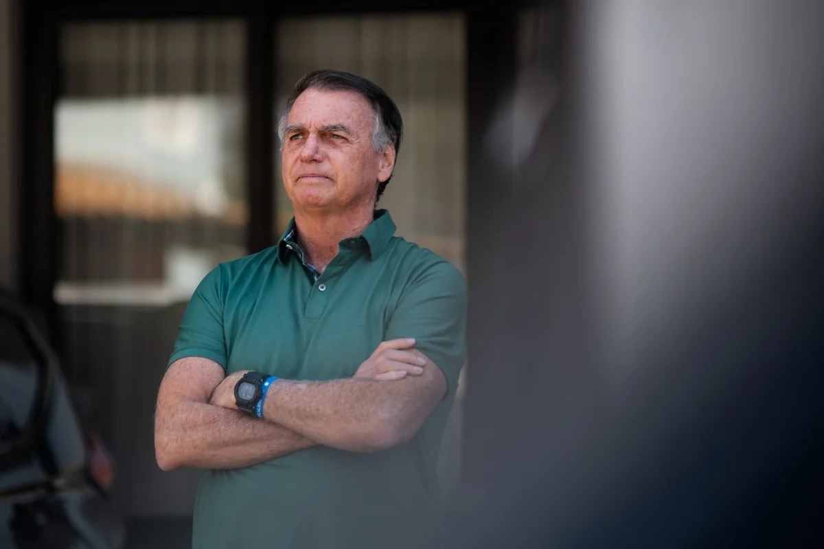 Preso na PF, Bolsonaro passa tempo lendo Bíblia levada por cunhado