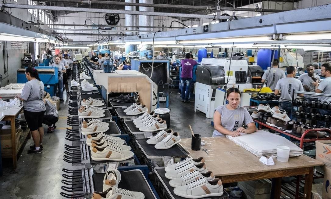 Indústria trava e aponta pior novembro desde 2016 — e setor já culpa economia fraca do governo Lula