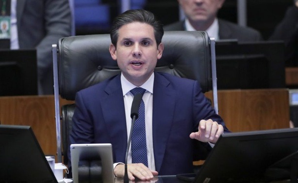 Hugo Motta rompe articulação institucional com líder do PT e amplia tensão na Câmara