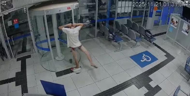 VÍDEO: ladrão entala em porta giratória e fica de cueca ao invadir banco