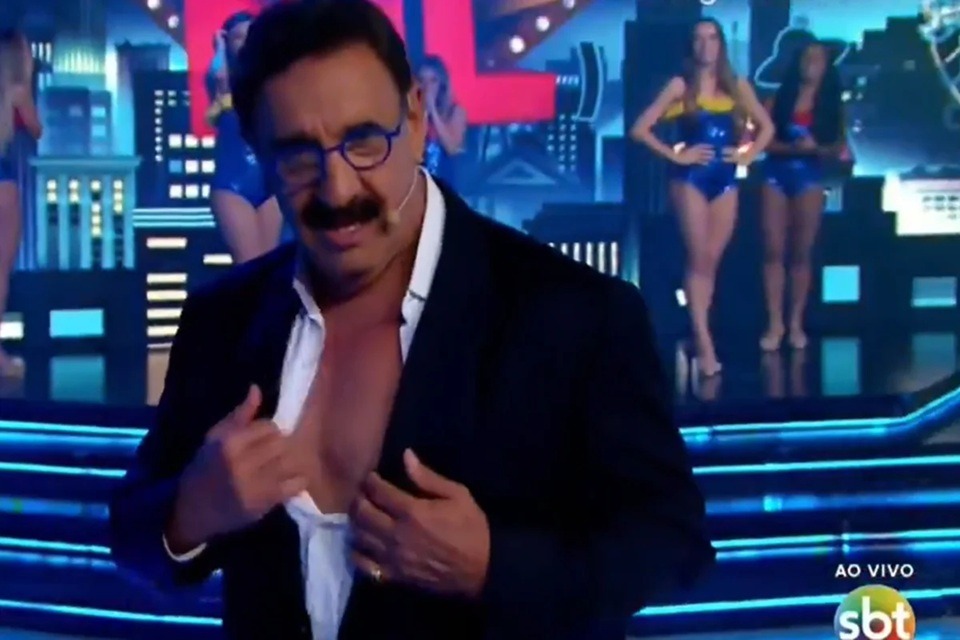 VÍDEO: Ratinho causa polêmica ao mostrar o mamilo ao vivo