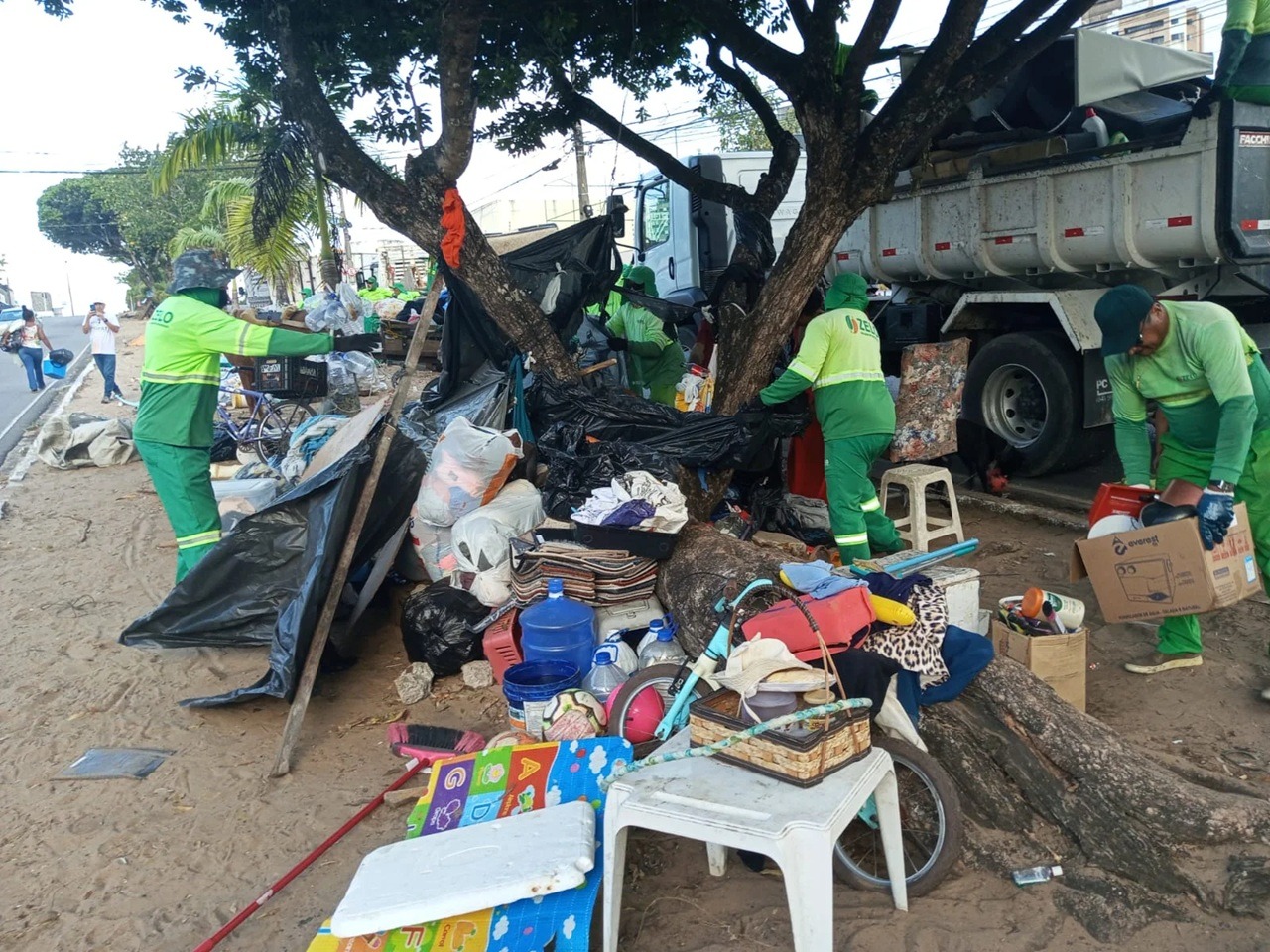 Famílias acampadas na Av. das Alagoas são retiradas pela prefeitura
