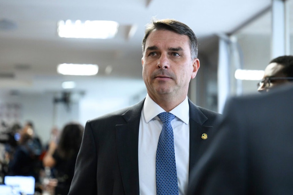 Bolsonaro faz pedido “direto” a Motta e Alcolumbre para pautar anistia, diz Flávio
