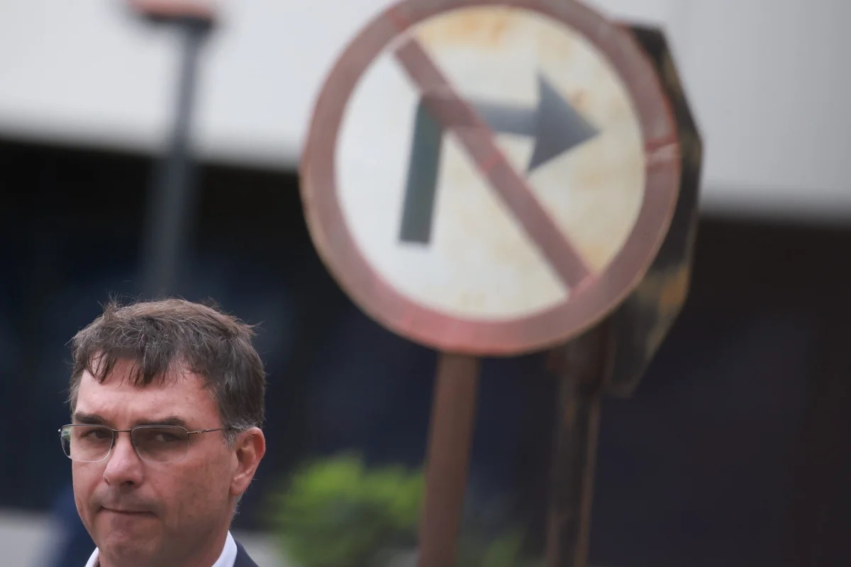 Flávio após visitar Bolsonaro: “Não é momento para falar de sucessão”