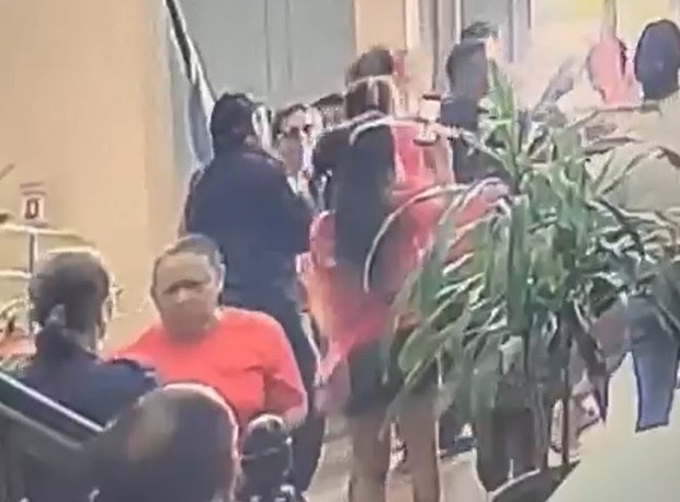 [VIDEO] Manifestantes de esquerda agridem covardemente guarda da Câmara Municipal