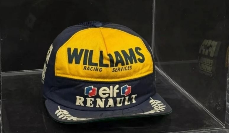 Boné de Ayrton Senna vai a leilão; saiba qual o lance inicial
