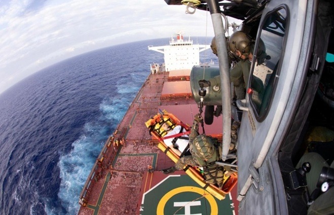 FAB salva tripulante ferido a 850 km do litoral em operação inédita da Base de Natal