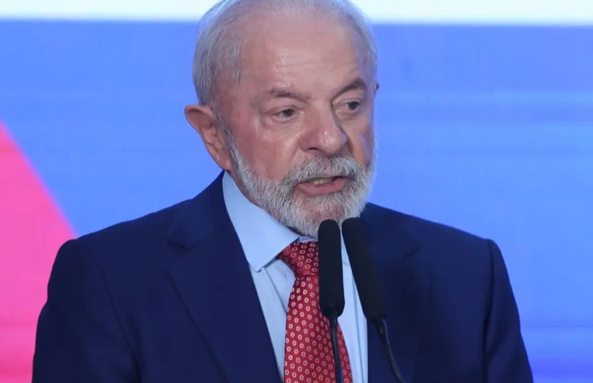Lula diz que Brasil deu ‘lição de democracia ao mundo’ após prisão de Bolsonaro