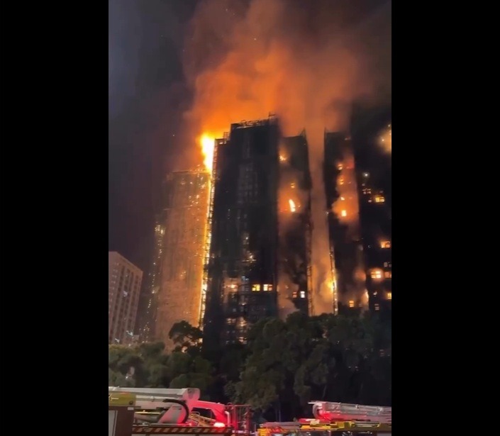 [VÍDEO] Arranha-céus em chamas: número de mortos em incêndio em Hong Kong vai a 55