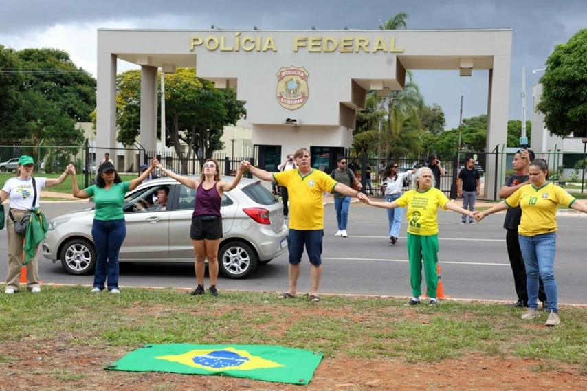Bolsonaro recebe Jair Renan e Michelle em visitas após início da execução da pena