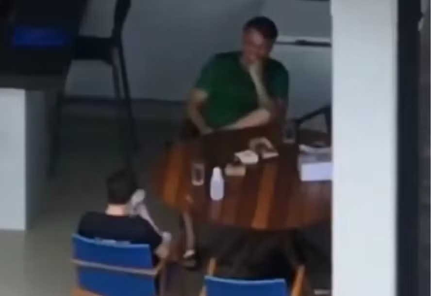 Defesa de Bolsonaro nega uso de celular em visita de Nikolas Ferreira