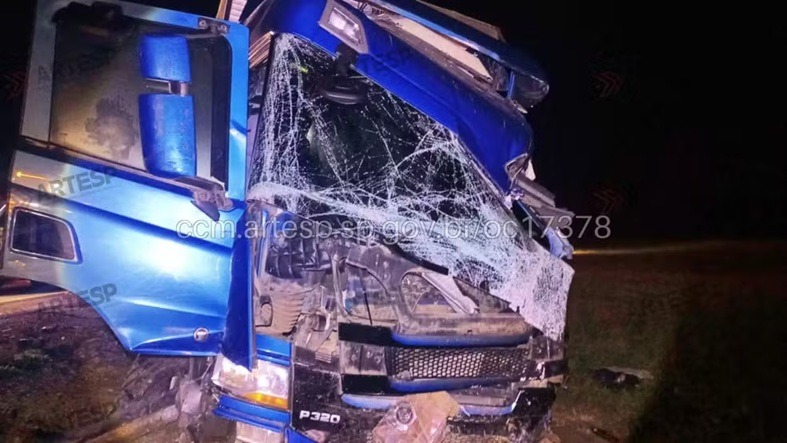 Acidente com ônibus de cantora sertaneja deixa 23 feridos