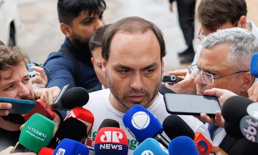 Após PGR defender Heleno em casa, Carlos lista doenças de Bolsonaro