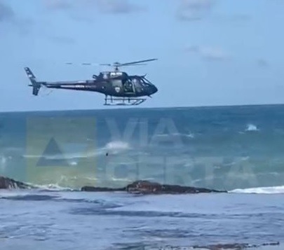 [VÍDEO] Bombeiros resgatas dois homens vítimas de afogamento na Praia de Areia Preta
