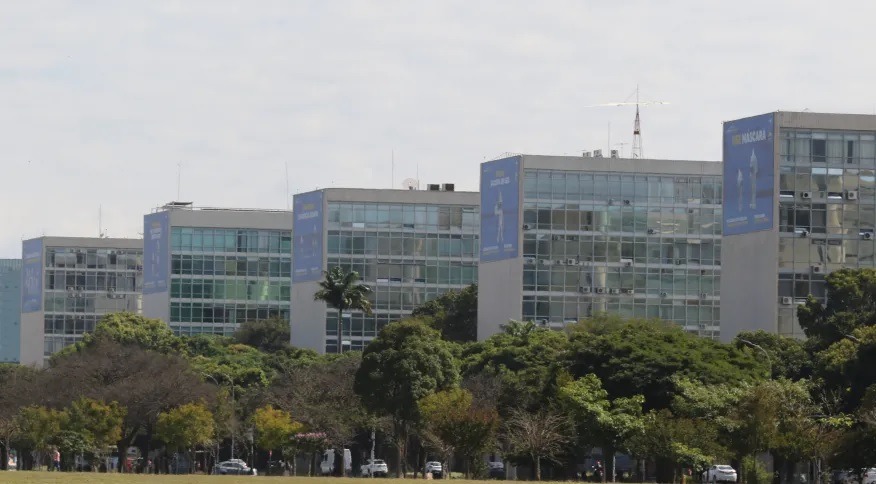 Governo congela R$ 7,7 bilhões e remaneja verba sem alívio para ministérios