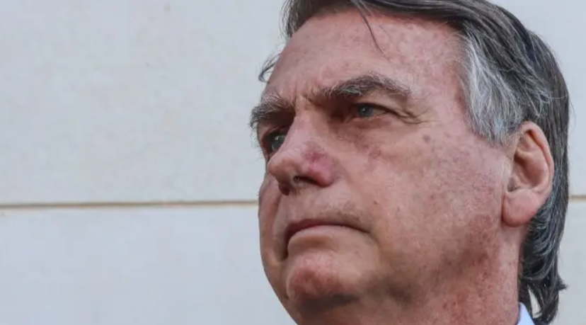 Bolsonaro pode reduzir pena lendo livros sobre democracia, ditadura, racismo e gênero; veja lista