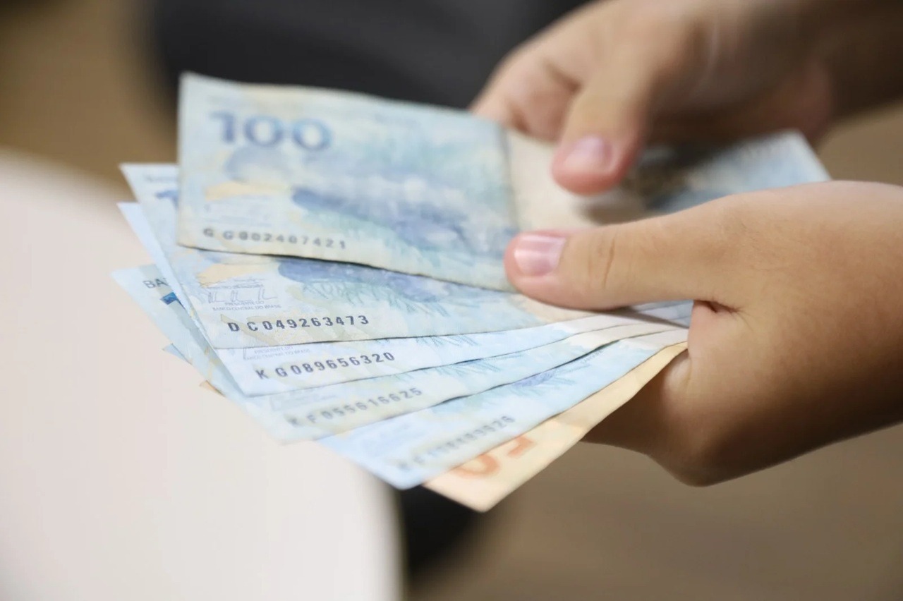 Valor do salário mínimo 2026 cai após revisão; confira