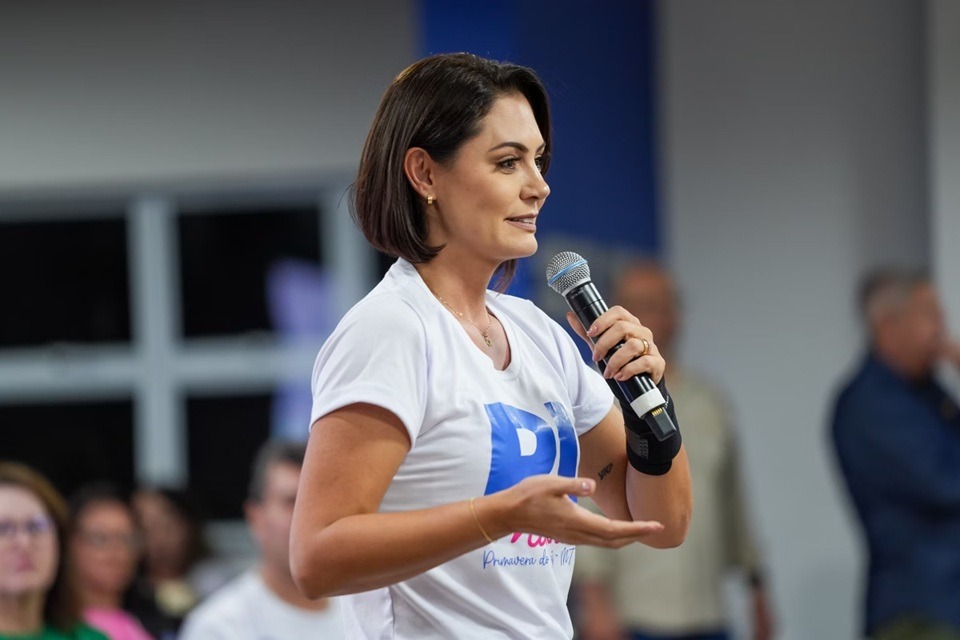 Após prisão de Bolsonaro, Michelle indica topar ser vice de Tarcísio