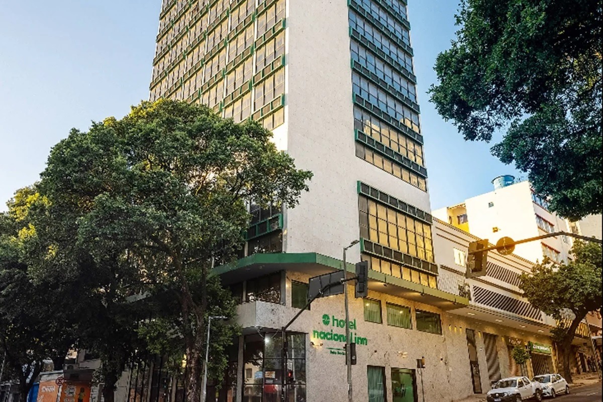 Mãe e filha de 6 anos morrem após queda do 10º andar de hotel