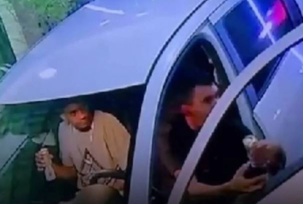 Homem espanca mulher em frente a motel e morre em tiroteio com polícia