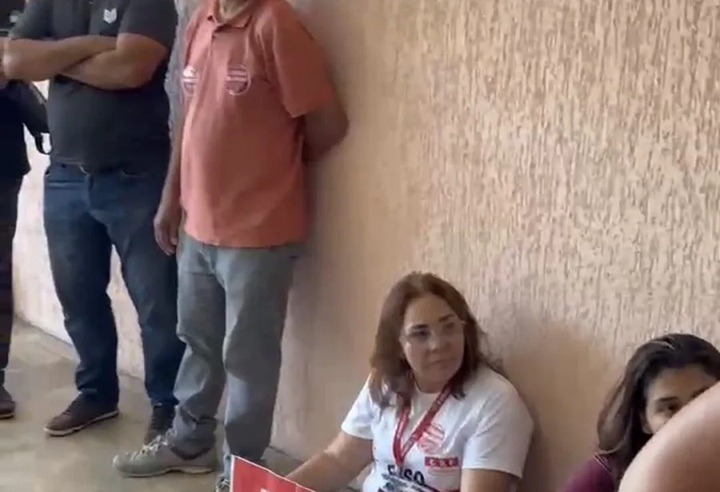 Servidores da saúde em greve ocupam prédio da Sead e reivindicam encontro com governo