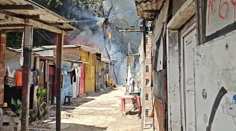 Mulher e quatro filhos morrem em incêndio no Recife; polícia investiga feminicídio