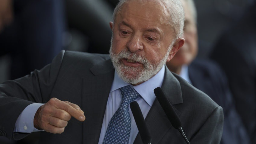 Lula relembra prisão e ironiza Bolsonaro sobre tornozeleira