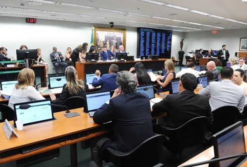 Câmara reage ao STF e aprova PL que reduz poder de decisões individuais de ministros