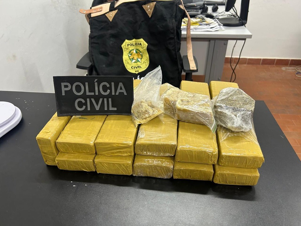 Homem com mandado de prisão tenta fugir, mas acaba preso em casa com drogas e munições no interior do RN