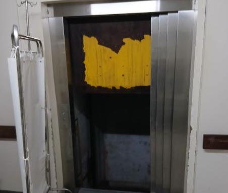 [VÍDEO] Elevadores quebram no Hospital Walfredo Gurgel e pacientes são levados em macas pelas escadas