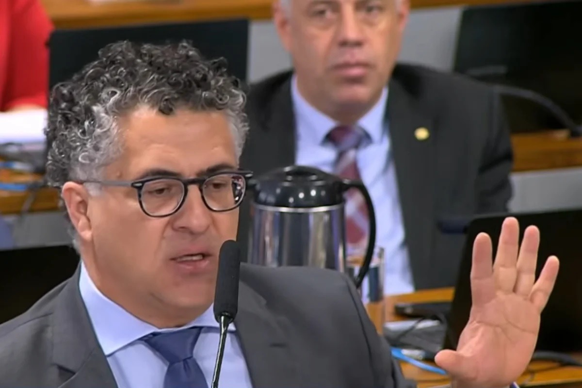 [VIDEO] “Fica na sua, papagaio de pirata”, diz deputado do PT para Zé Trovão