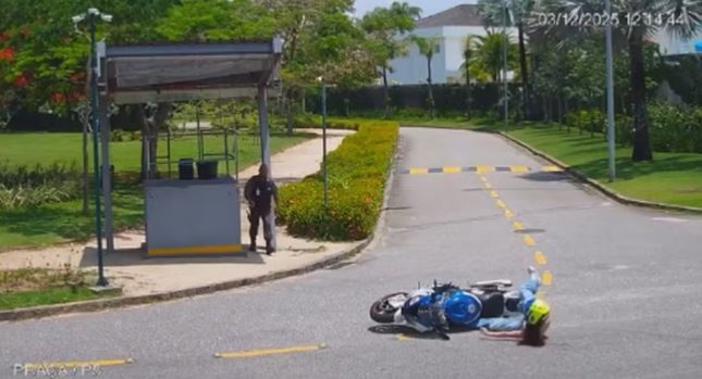 Juliette cai de moto que ganhou de presente de aniversário do noivo