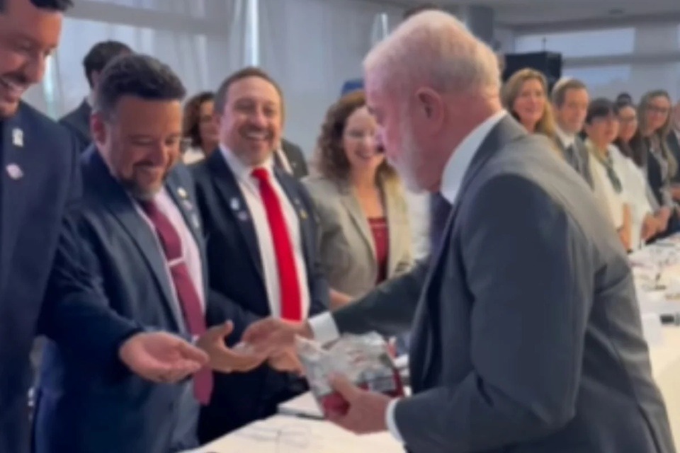 VÍDEO: Lula chega atrasado e distribui balas como pedido de desculpas em reunião no Planalto