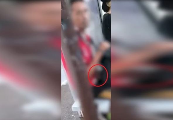[VÍDEO] Tarado se masturba em ponto de ônibus lotado e assusta mulheres