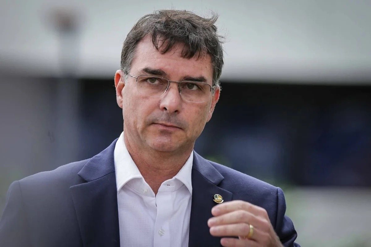 Flávio Bolsonaro se manifesta sobre candidatura ao Planalto em 2026